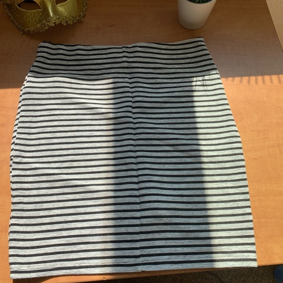 Black and white mini skirt - Picture 2 of 3